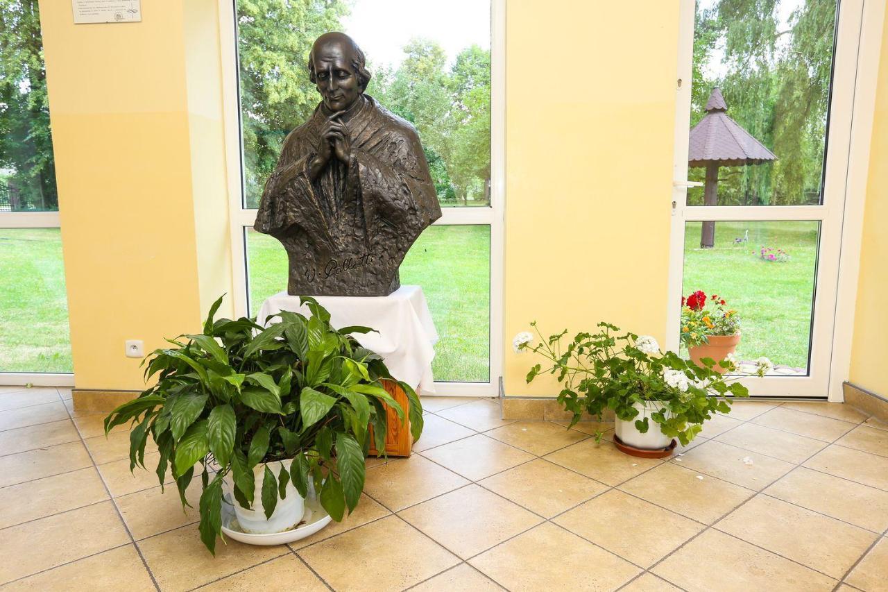 Wieczernik Dom Rekolekcyjny Ksiezy Pallotynow Swieta Katarzyna  Buitenkant foto